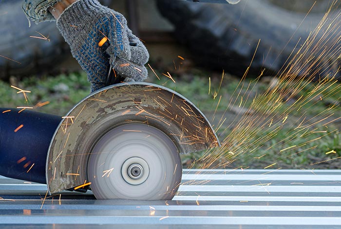 Winkelschleifer im Einsatz
