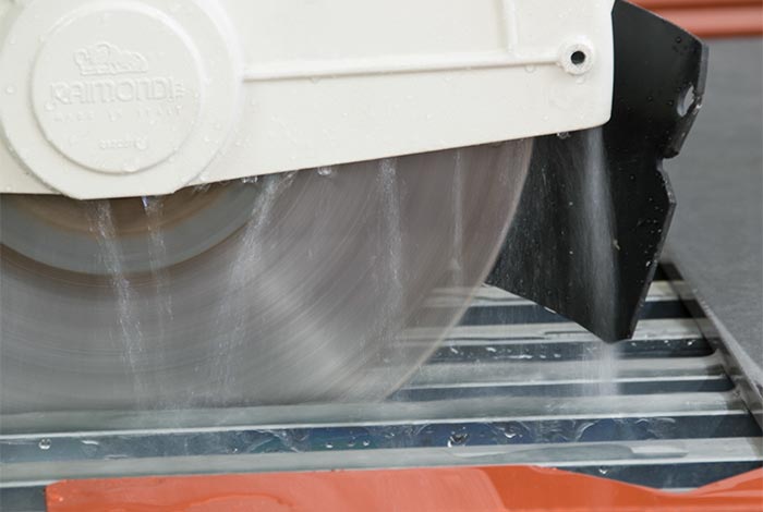 Nassschneidemaschine im Einsatz