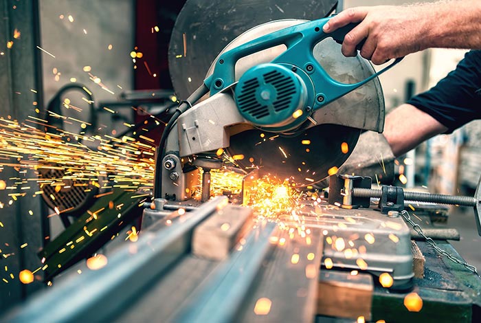 Handkreissäge im Einsatz