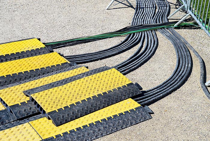 Gelb/schwarze Kabelschutzbrücken