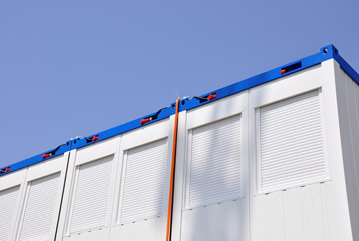 Baucontainer mit Rolläden die geschlossen sind