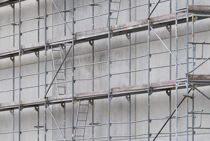 Aufgebautes Fassadengerüst inklusive Treppenaufgänge