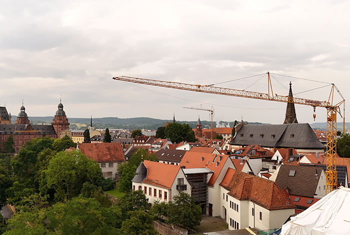 Zwei Baukräne im Einsatz in einer Wohnsiedlung