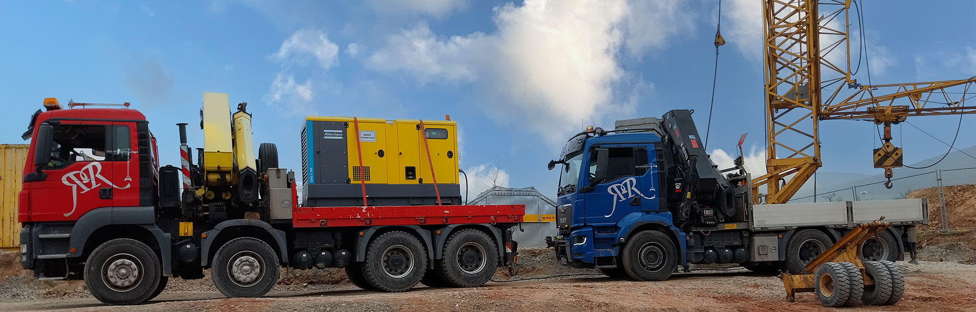 Notstromaggregat transportfertig auf einem LKW befestigt.