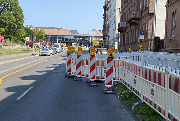 Warnbaken die eine Baustelle an der Straße absichern.